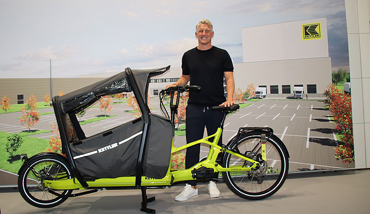Auch die Präsent von Zweirädern gehört zum neuen Konzept: Sebastian Schweinsteiger kam zum Beispiel am Stand von Kettler Alu-TRad in B6 vorbei und präsentert sich hier mit einem Cargo-Bike (©Foto: Martin Schmitz)